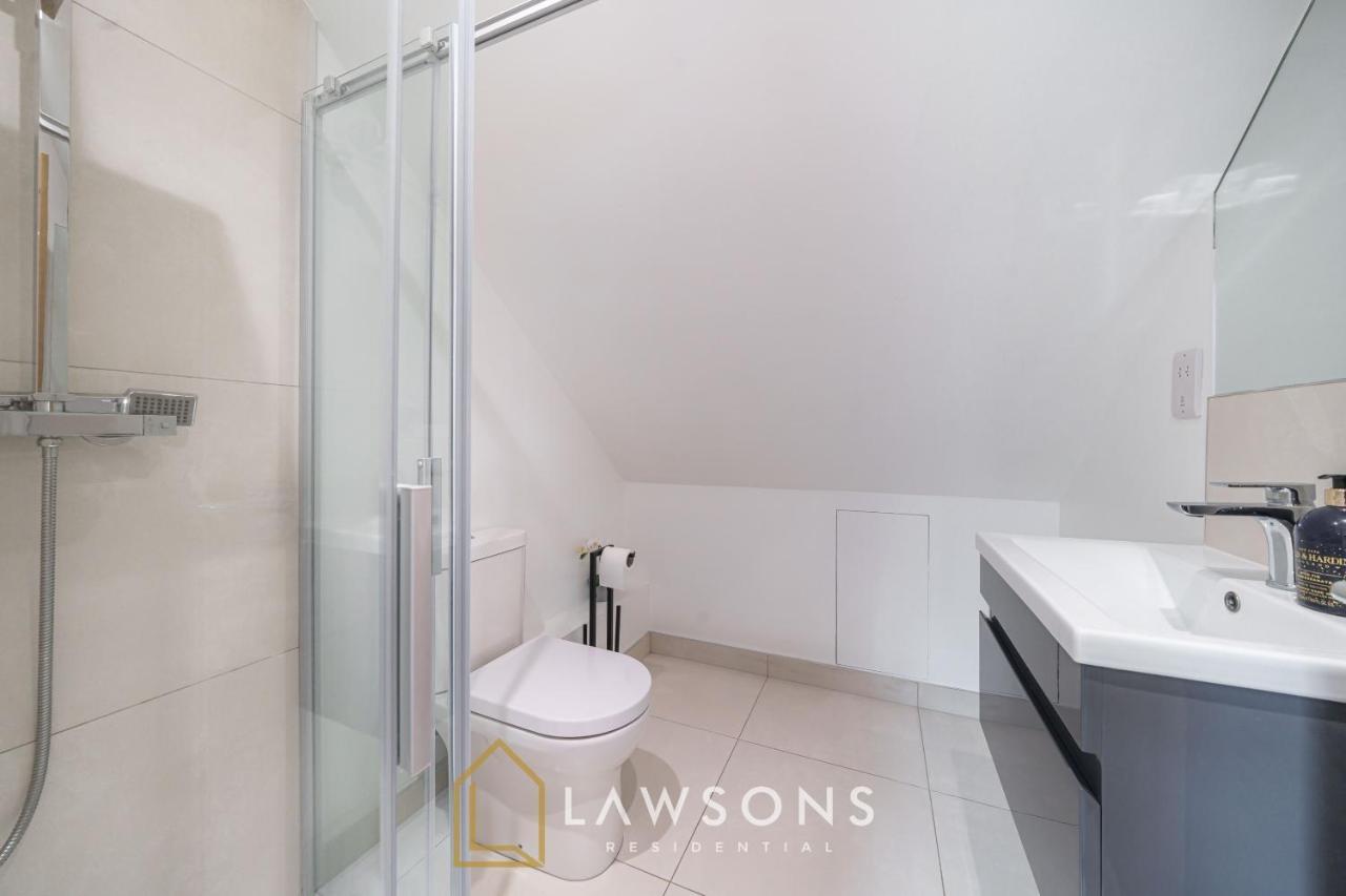 Апартаменты Loft Living By Lawsons With Parking Виндзор Экстерьер фото